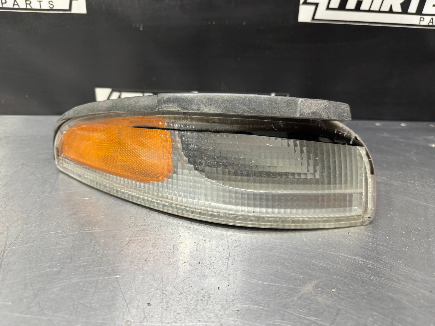 97-04 C5 CORVETTE OEM PASSENGER FRONT RH TURN SIGNAL MARKER LIGHT 16523618 #L238