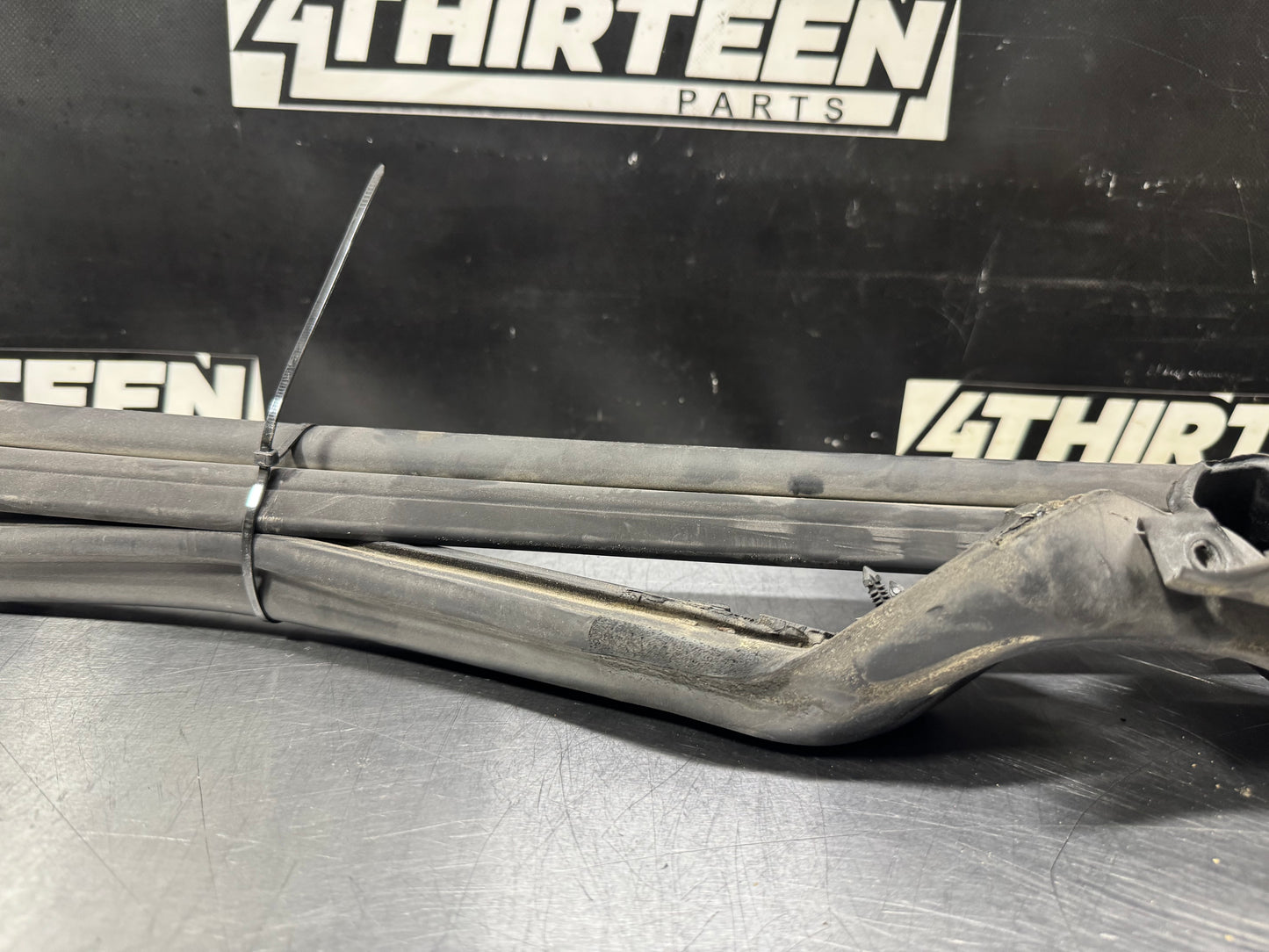 97-04 CORVETTE C5 FRONT WINDSHIELD SEAL / WEATHERSTRIPPING OEM #L472