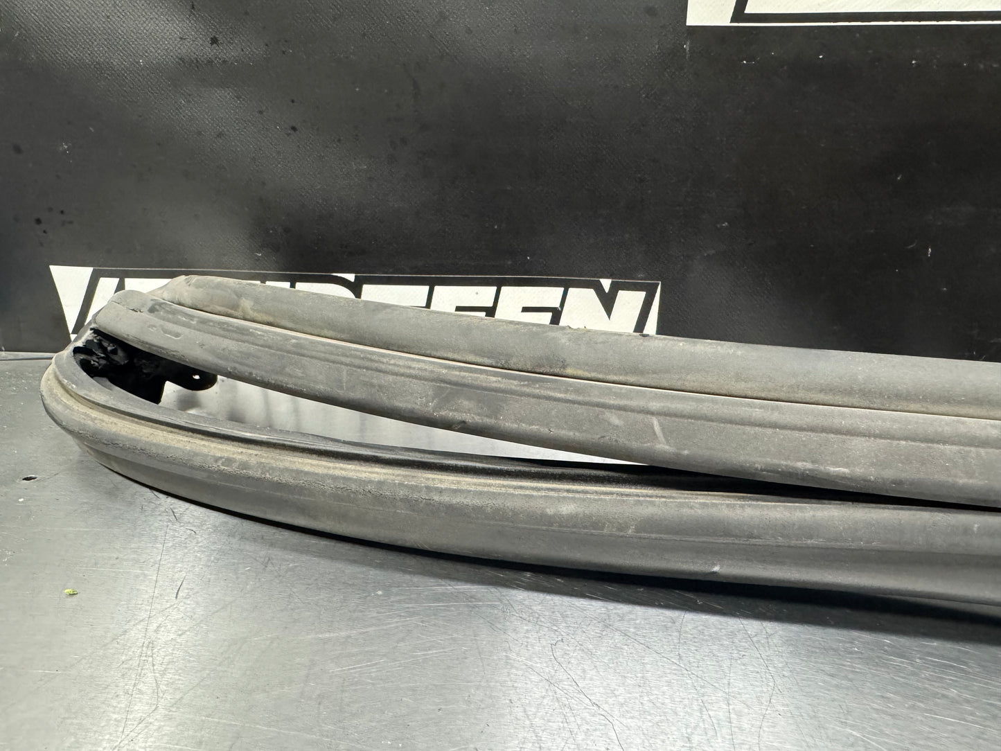 97-04 CORVETTE C5 FRONT WINDSHIELD SEAL / WEATHERSTRIPPING OEM #L472