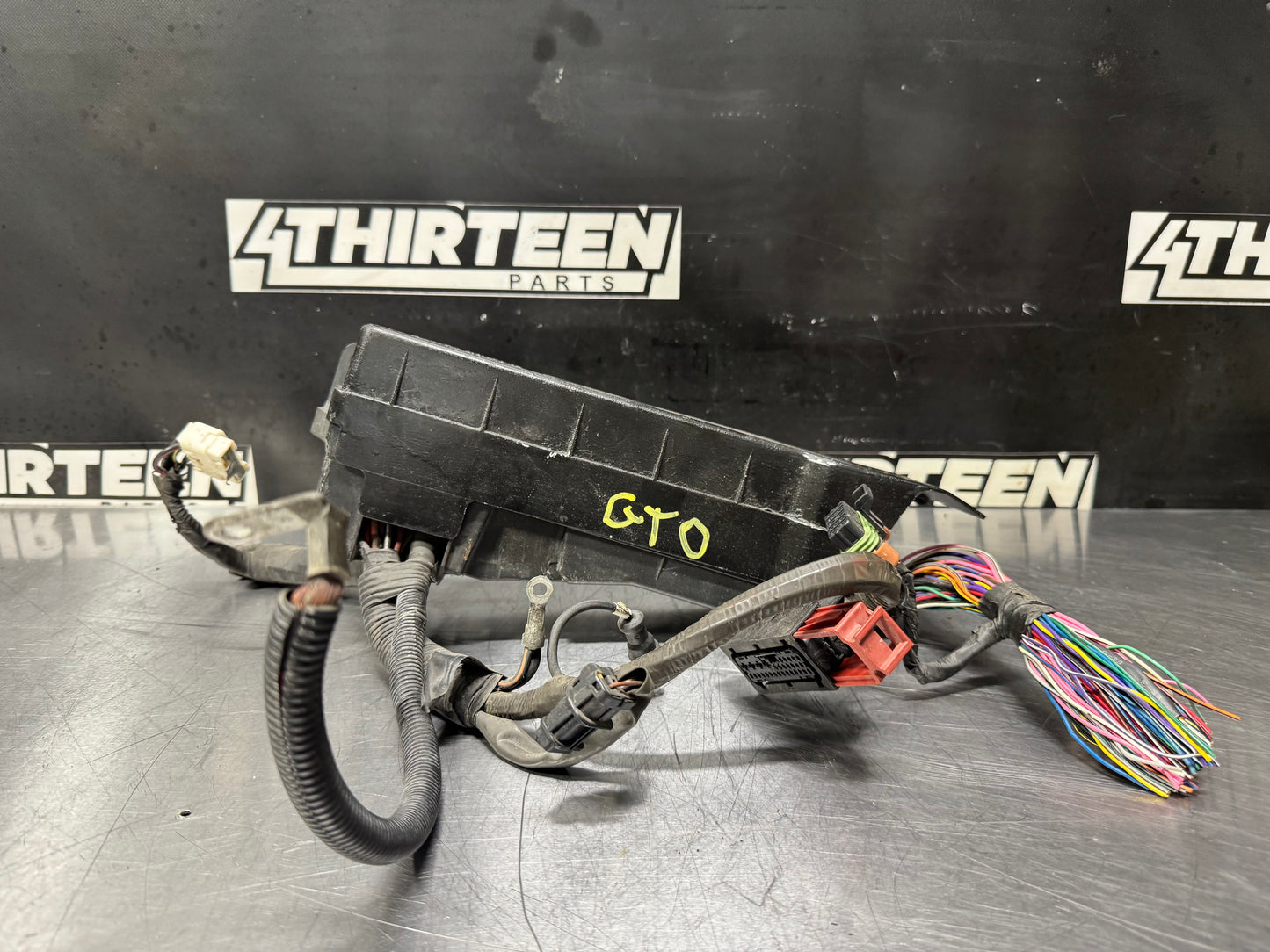 04-06 PONTIAC GTO FUSE BOX WITH LID #L423