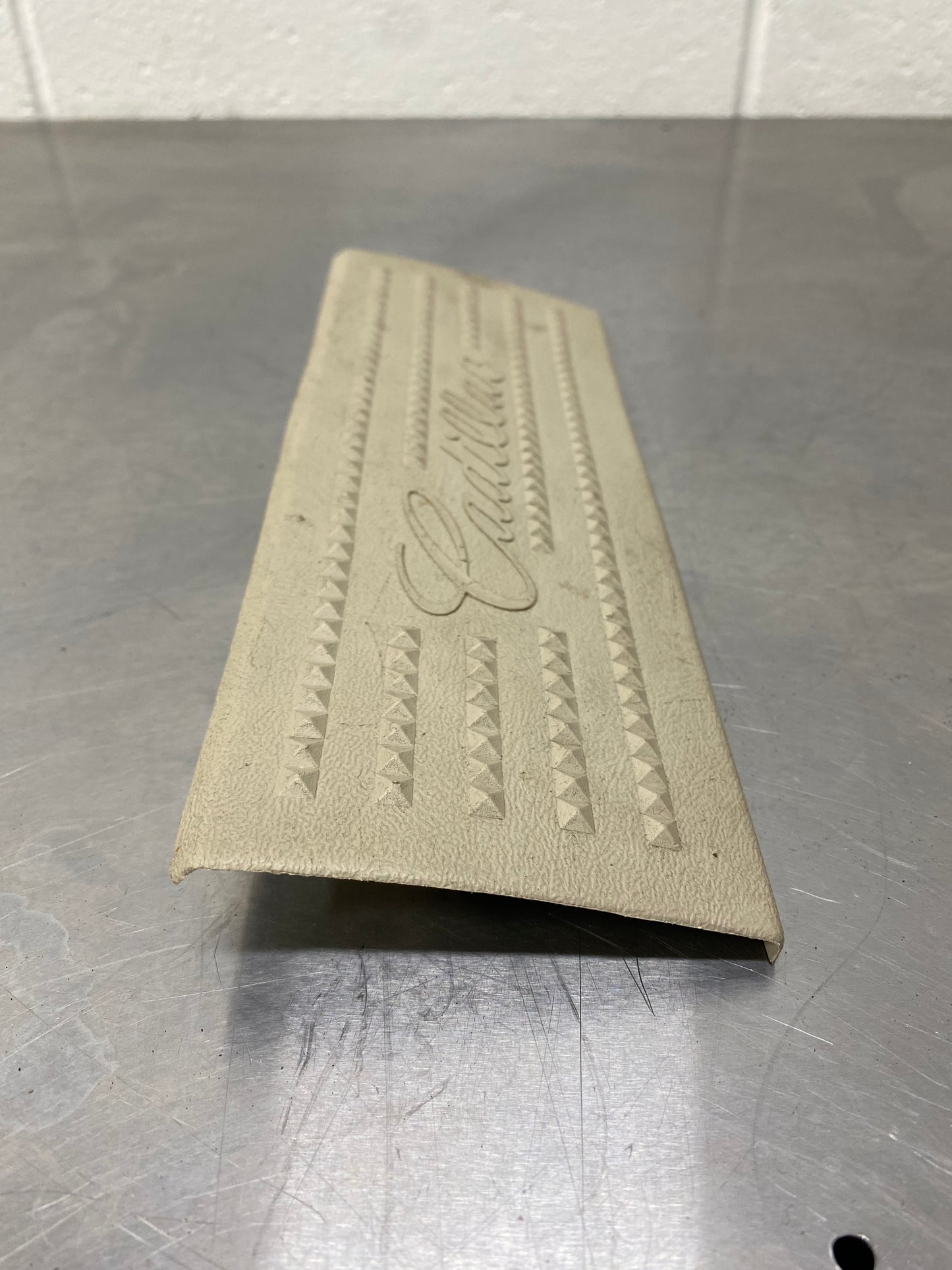 15748492 02-06 CADILLAC ESCALADE REAR DOOR SILL THRESHOLD TRIM PANEL OEM L8