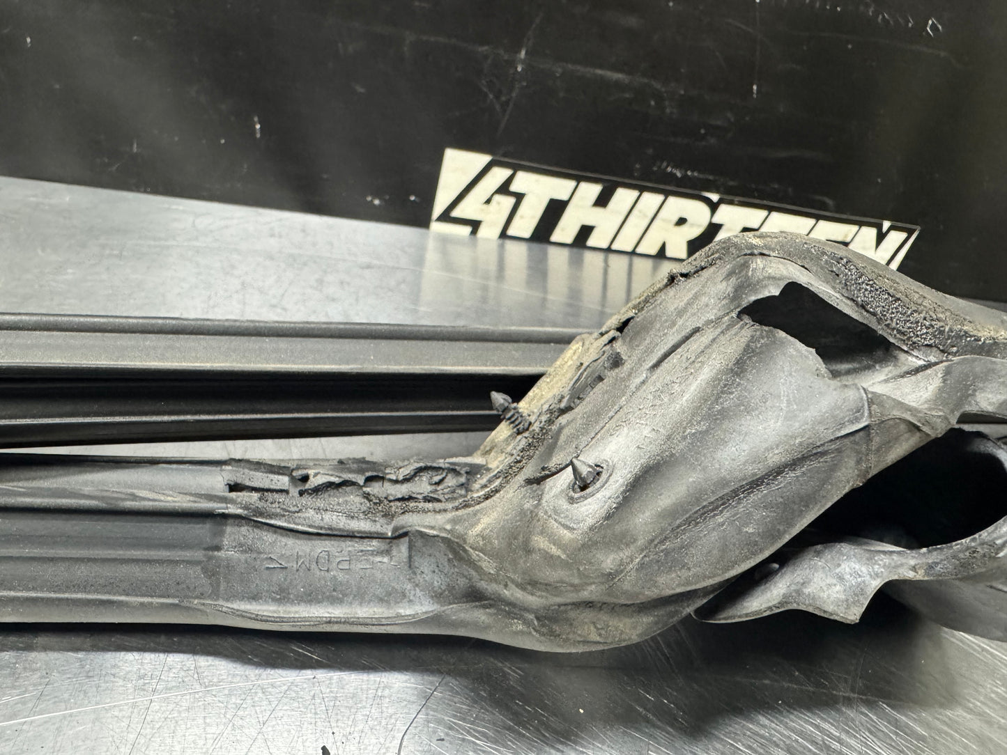 97-04 CORVETTE C5 FRONT WINDSHIELD SEAL / WEATHERSTRIPPING OEM #L472