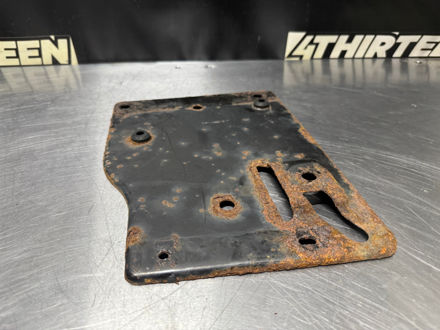 99-07 CHEVROLET SILVERADO BATTERY TRAY 15735435 OEM #N204
