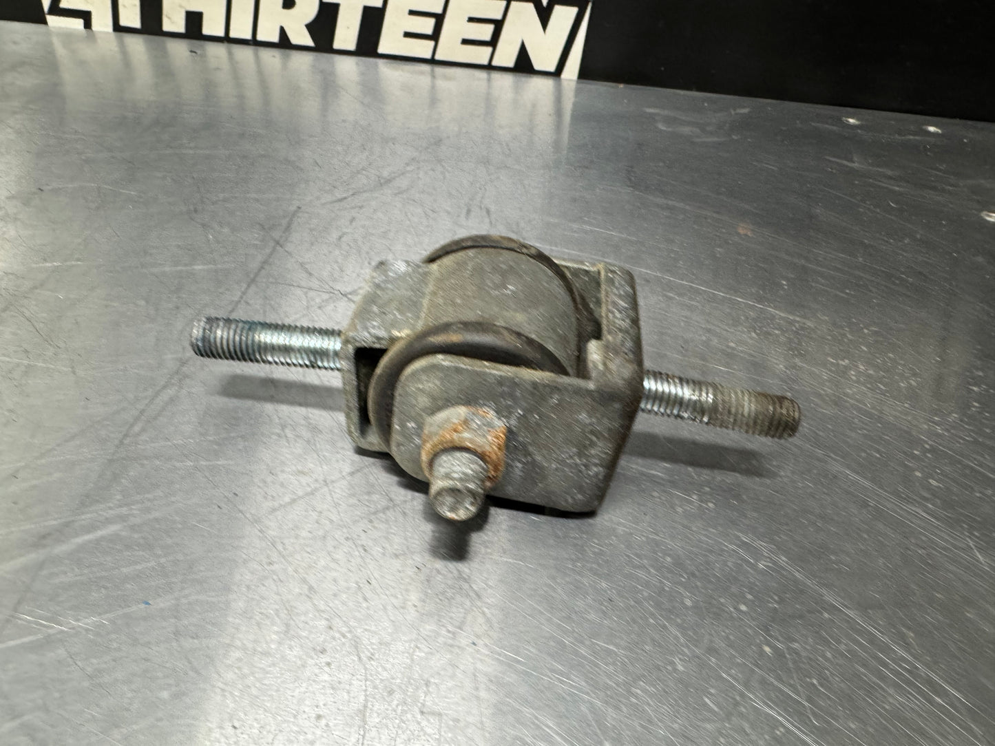 2004 PONTIAC GTO RF ENGINE MOUNT OEM #L258