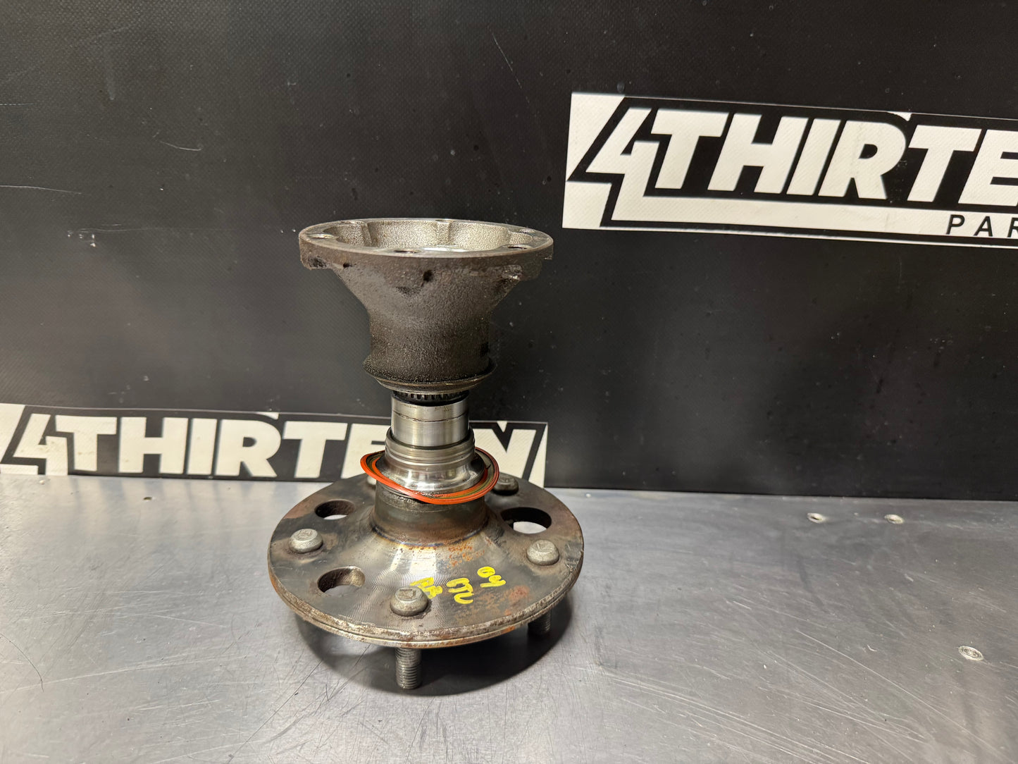 2004 PONTIAC GTO PASSENGER REAR RR WHEEL HUB OEM #L229
