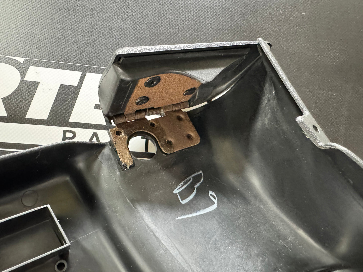 1997 - 2004 CORVETTE C5 OEM INT SEATBELT TRIM RH 10409218 #L135