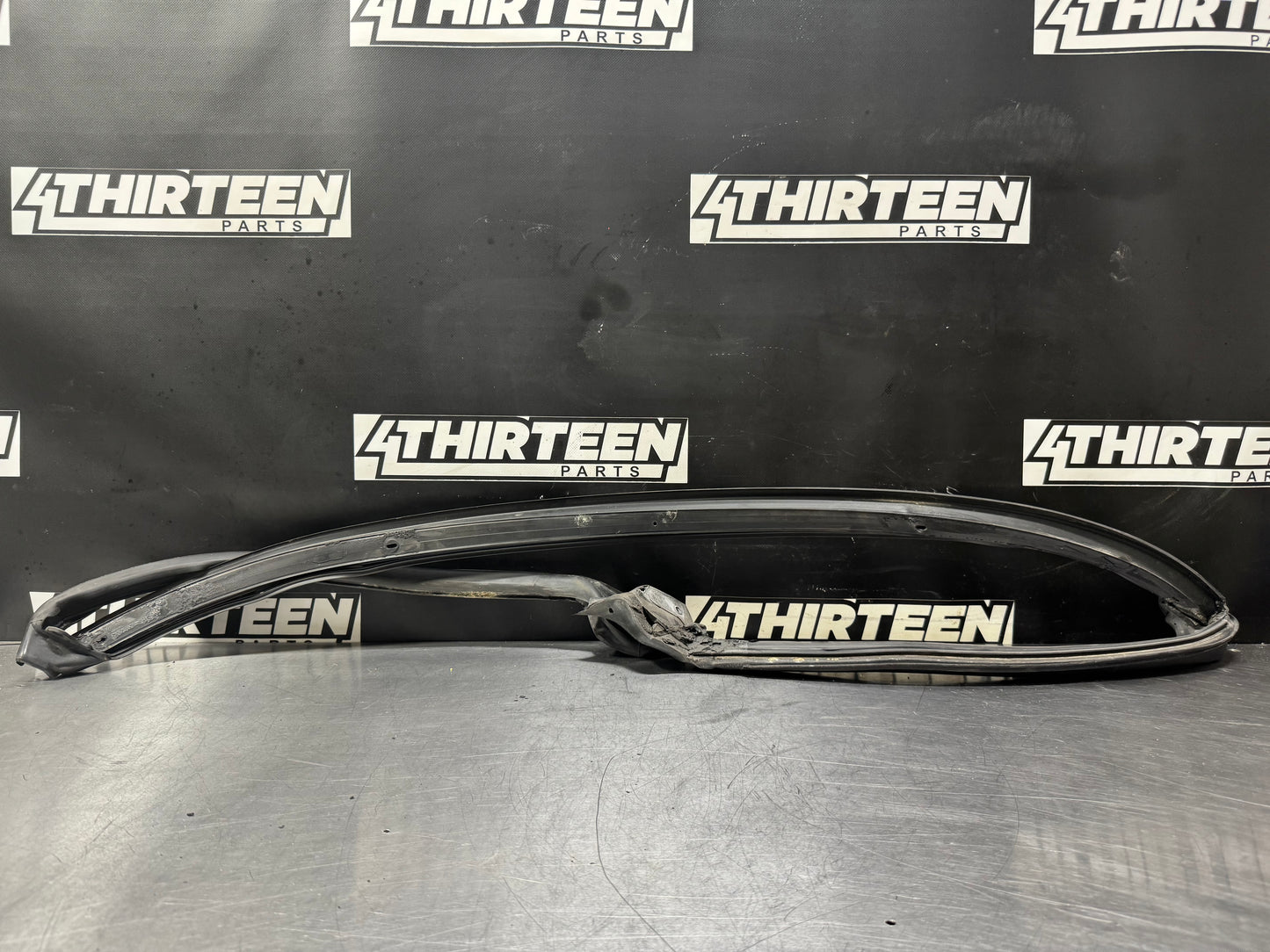 97-04 CORVETTE C5 FRONT WINDSHIELD SEAL / WEATHERSTRIPPING OEM #L473