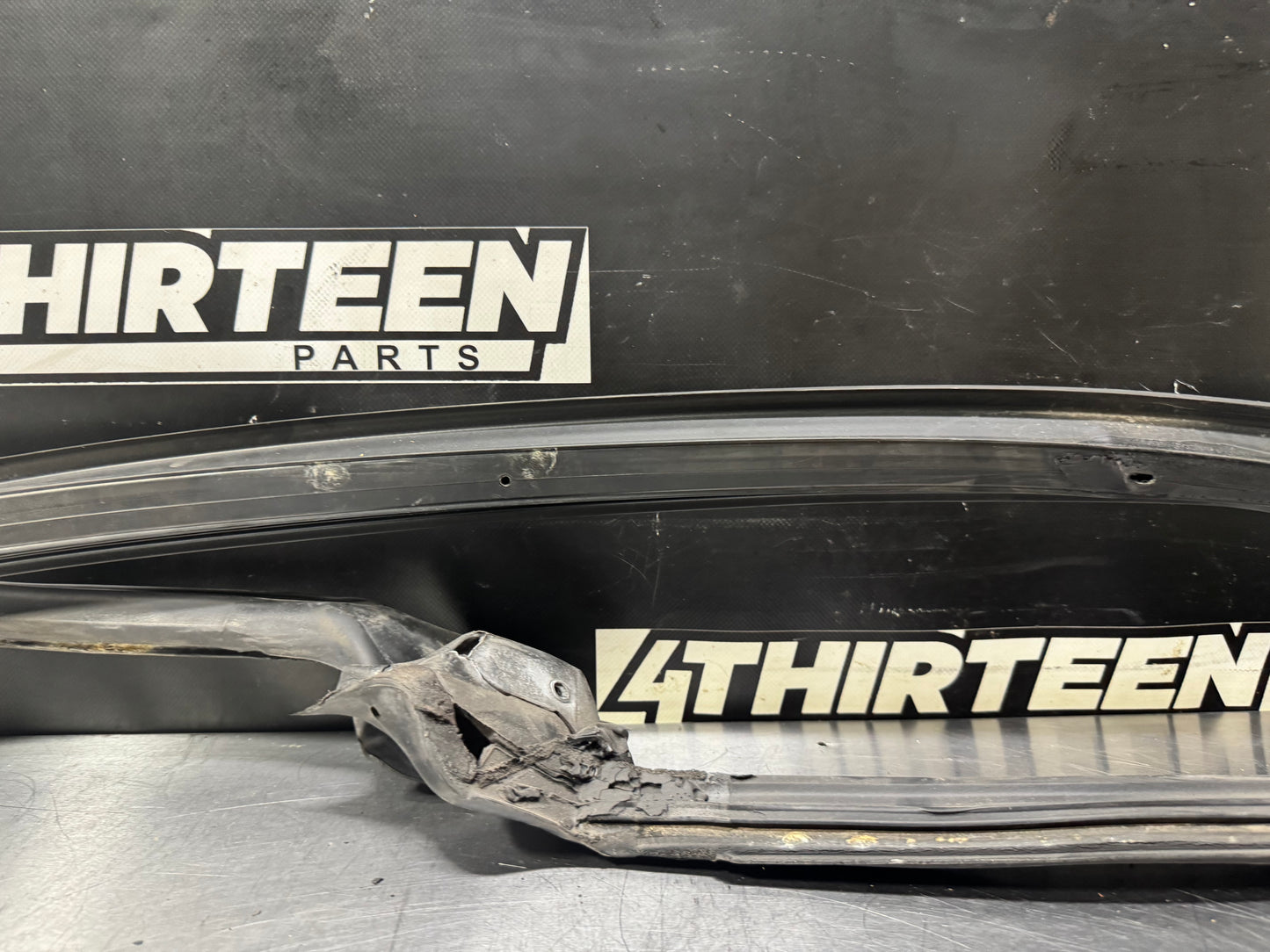 97-04 CORVETTE C5 FRONT WINDSHIELD SEAL / WEATHERSTRIPPING OEM #L473