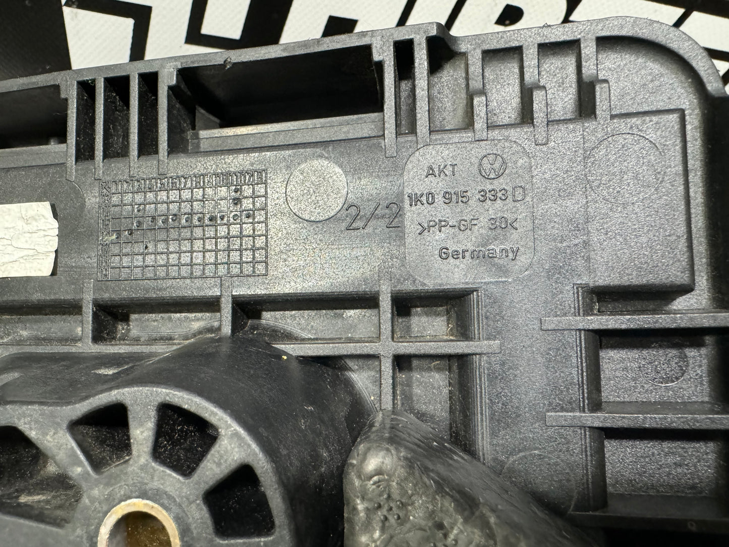 2006 VW GTI 6 SPEED BATTERY TRAY HOLDER 1K0915333D USED OEM #L167