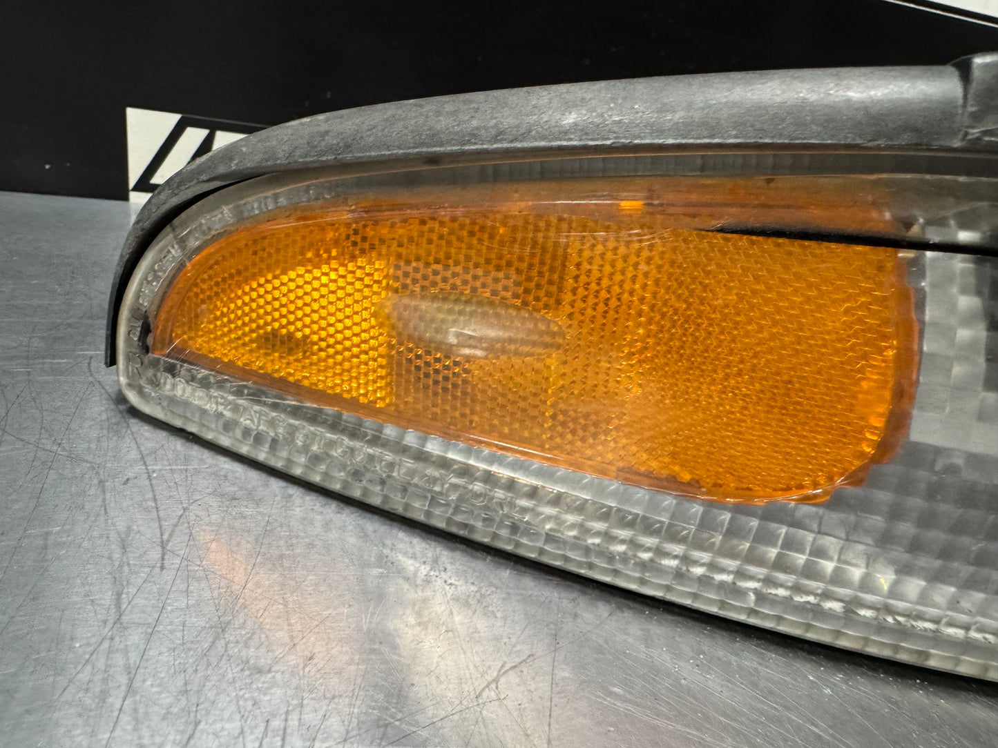 97-04 C5 CORVETTE OEM PASSENGER FRONT RH TURN SIGNAL MARKER LIGHT 16523618 #L238