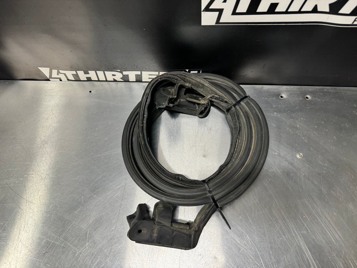 97-04 C5 CORVETTE VERT REAR TONNEAU WEATHERSTRIP SEAL OEM #L157