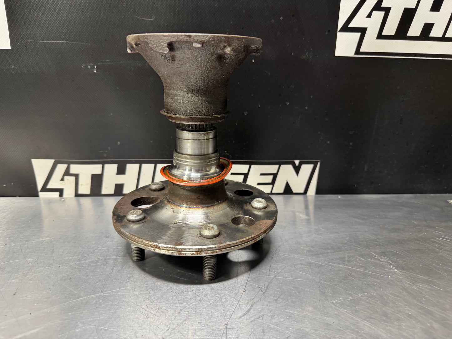 2004 PONTIAC GTO PASSENGER REAR RR WHEEL HUB OEM #L229