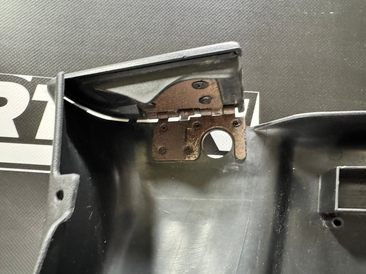 1997 - 2004 CORVETTE C5 OEM INT SEATBELT TRIM LH 10409217 #L134