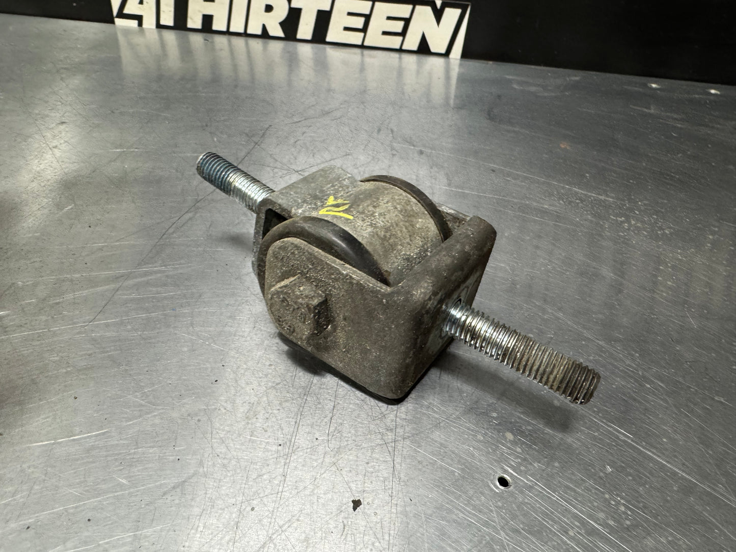 2004 PONTIAC GTO RF ENGINE MOUNT OEM #L258