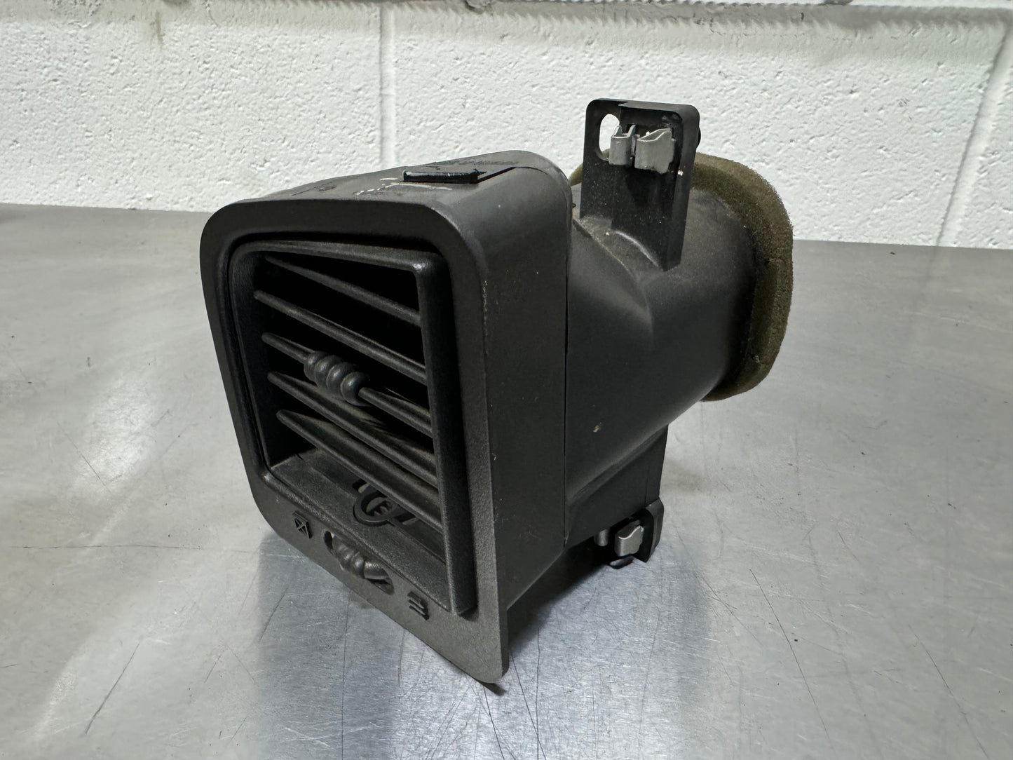 2003-2006 ESCALADE OEM LH VENT & TRIM BEZEL 15771300 / 15707613 #L31