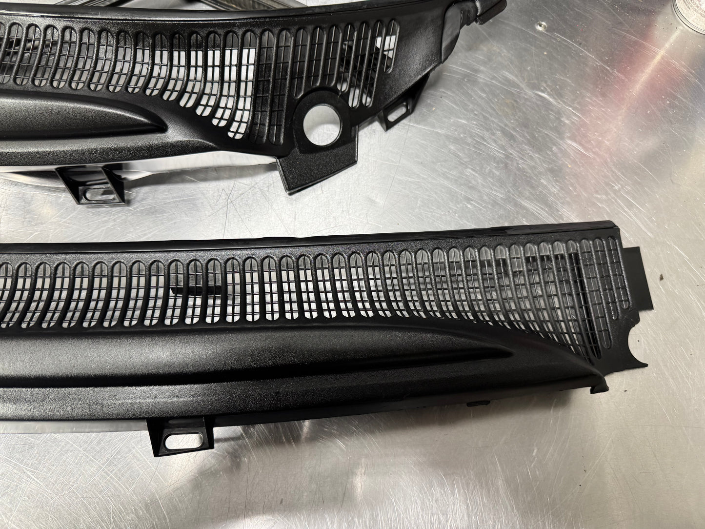 04-06 PONTIAC GTO WINDSHIELD COWL ASSEMBLY W/ SEAL OEM #L454