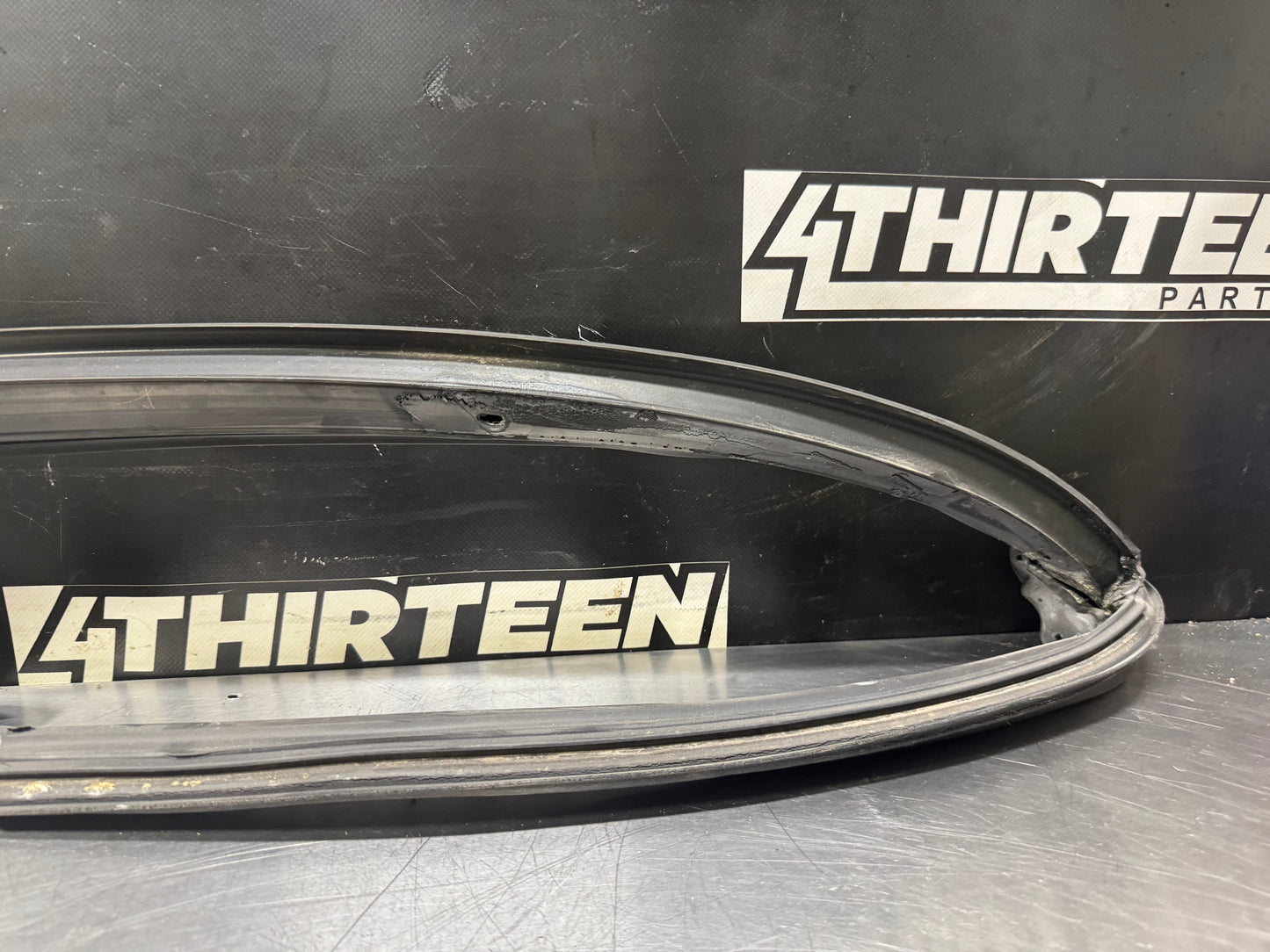 97-04 CORVETTE C5 FRONT WINDSHIELD SEAL / WEATHERSTRIPPING OEM #L473