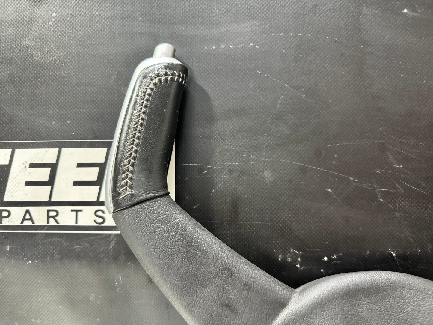 04-06 PONTIAC GTO EMERGENCY BRAKE HANDLE GREY STITCHING #L424