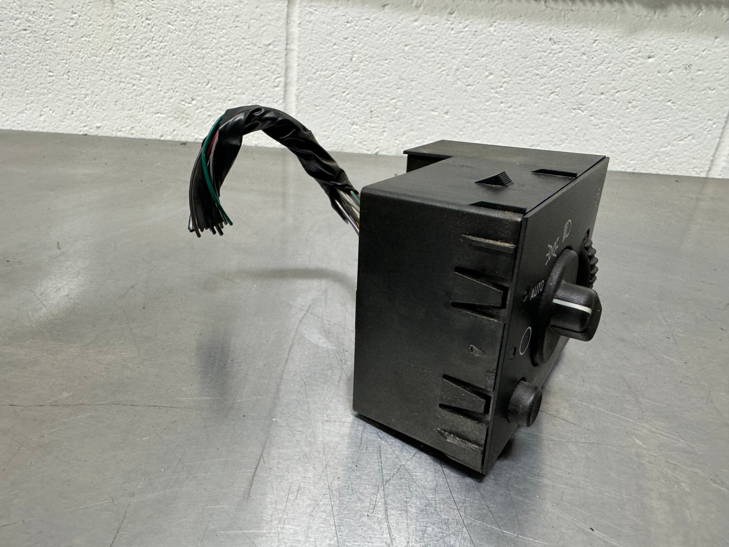 2003-2006 ESCALADE HEADLIGHT DIMMER SEITCH 15198374 OEM #L28