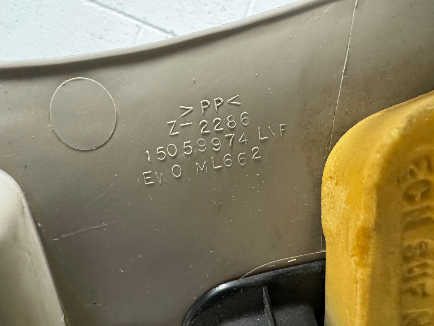 03-06 CADILLAC ESCALADE LR UPPER D PILLAR WITH SPEAKER 15059974 OEM USED #L5