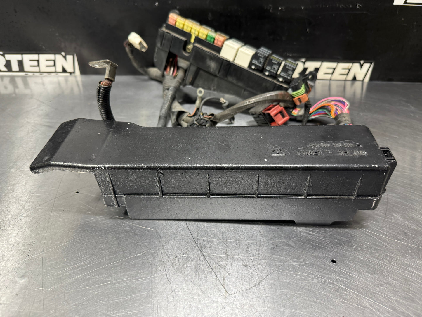 04-06 PONTIAC GTO FUSE BOX WITH LID #L423