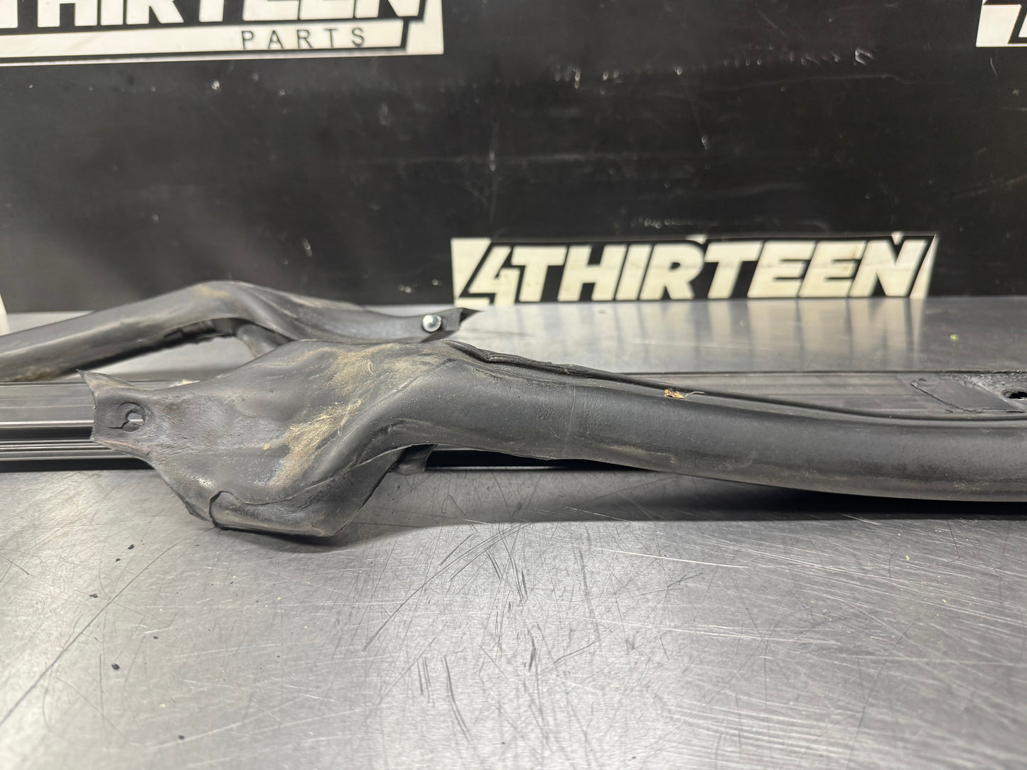 97-04 CORVETTE C5 FRONT WINDSHIELD SEAL / WEATHERSTRIPPING OEM #L473