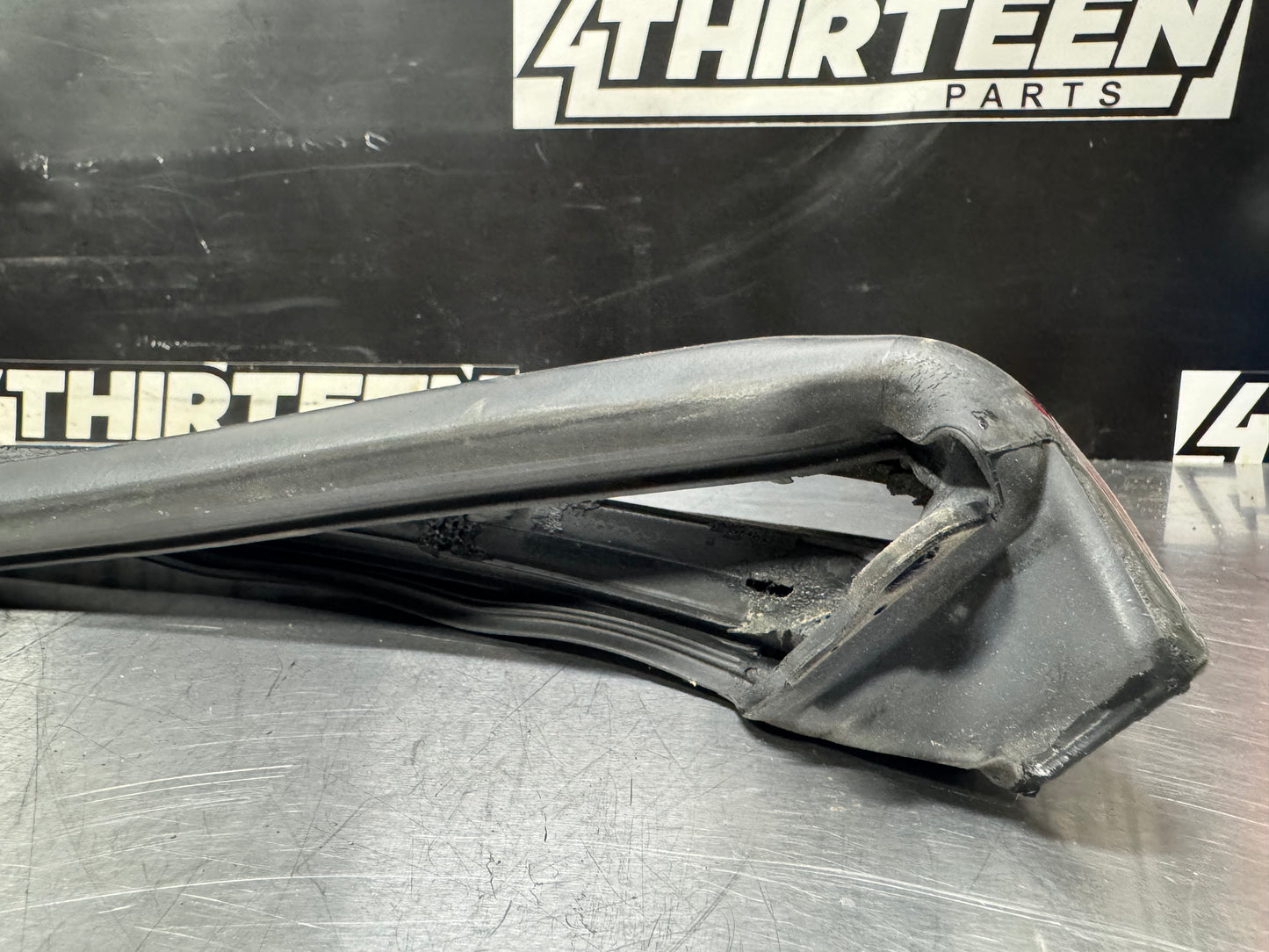 97-04 CORVETTE C5 FRONT WINDSHIELD SEAL / WEATHERSTRIPPING OEM #L473