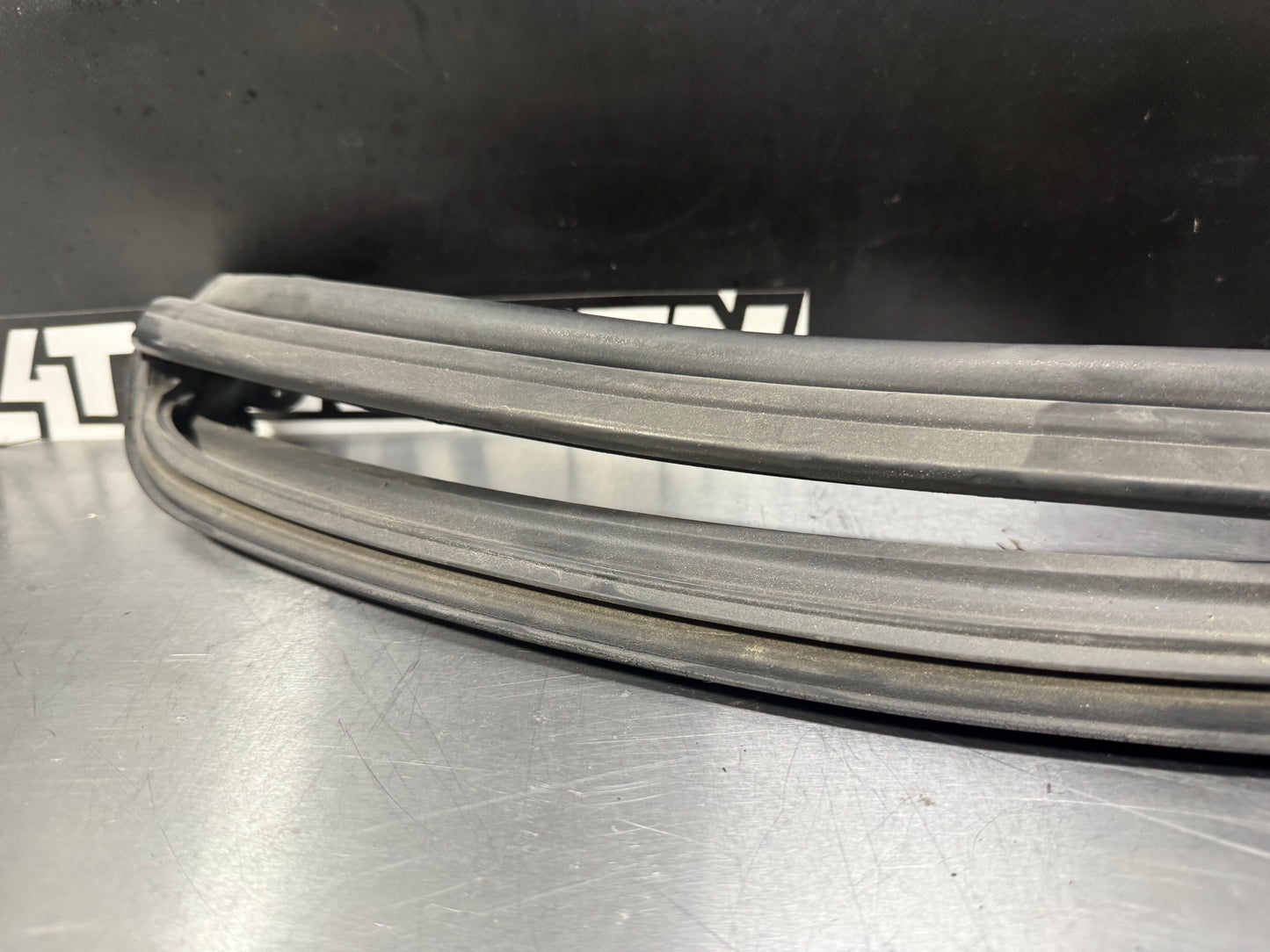 97-04 CORVETTE C5 FRONT WINDSHIELD SEAL / WEATHERSTRIPPING OEM #L473
