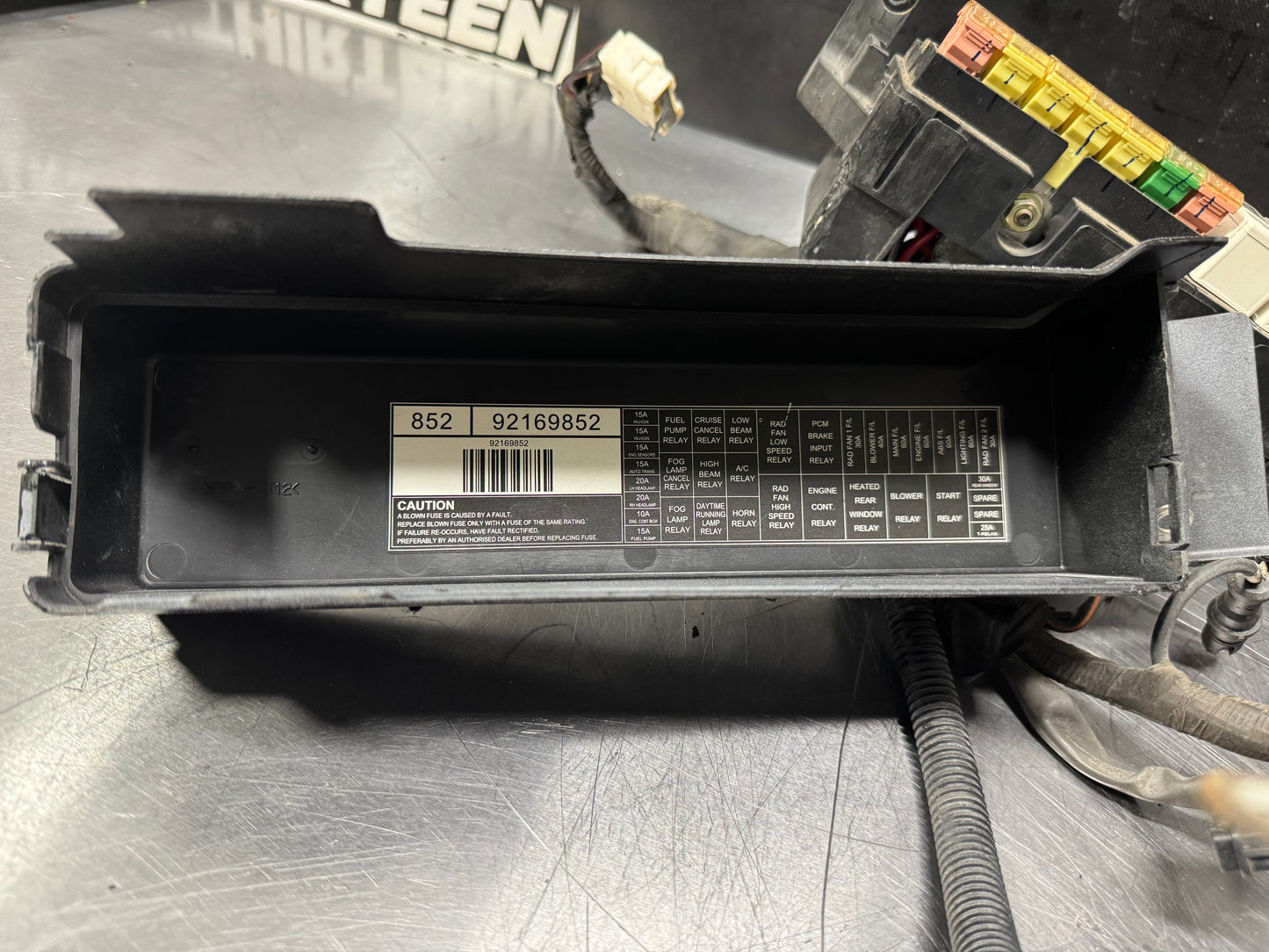 04-06 PONTIAC GTO FUSE BOX WITH LID #L423