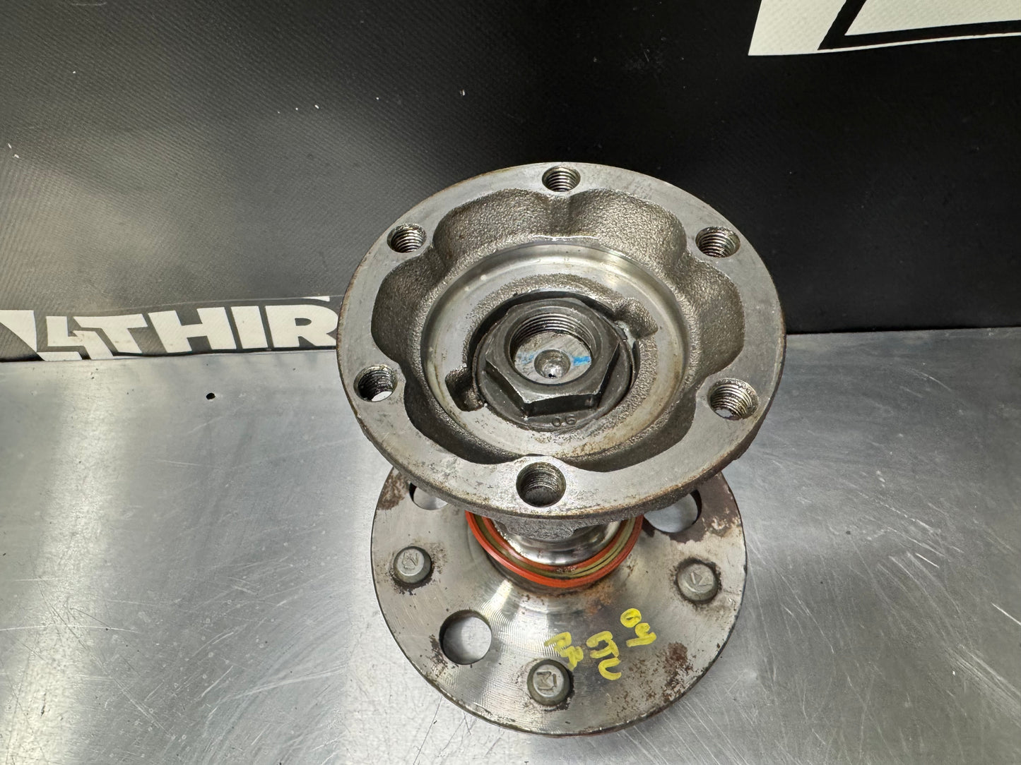2004 PONTIAC GTO PASSENGER REAR RR WHEEL HUB OEM #L229