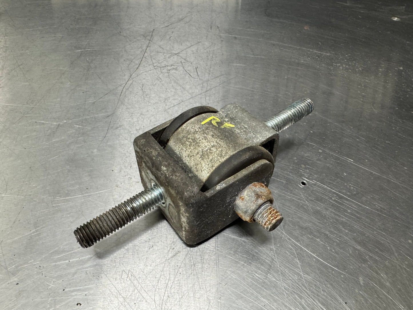 2004 PONTIAC GTO RF ENGINE MOUNT OEM #L258