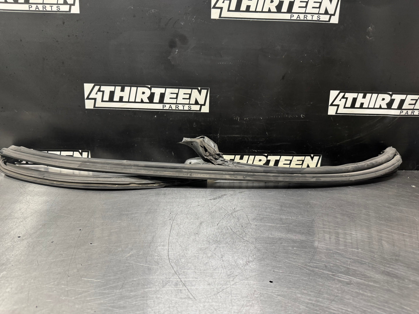 97-04 CORVETTE C5 FRONT WINDSHIELD SEAL / WEATHERSTRIPPING OEM #L473