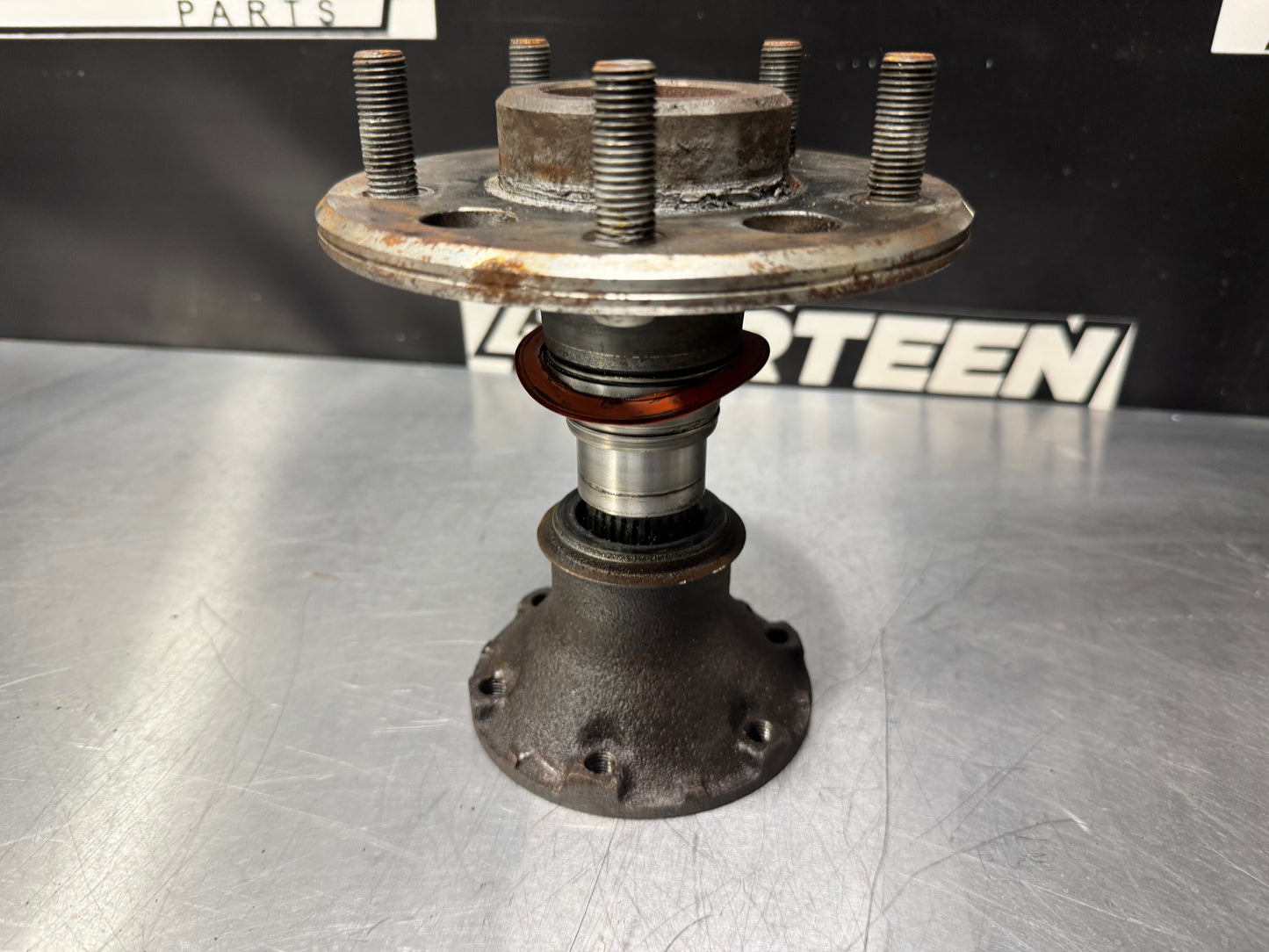 2004 PONTIAC GTO PASSENGER REAR RR WHEEL HUB OEM #L229