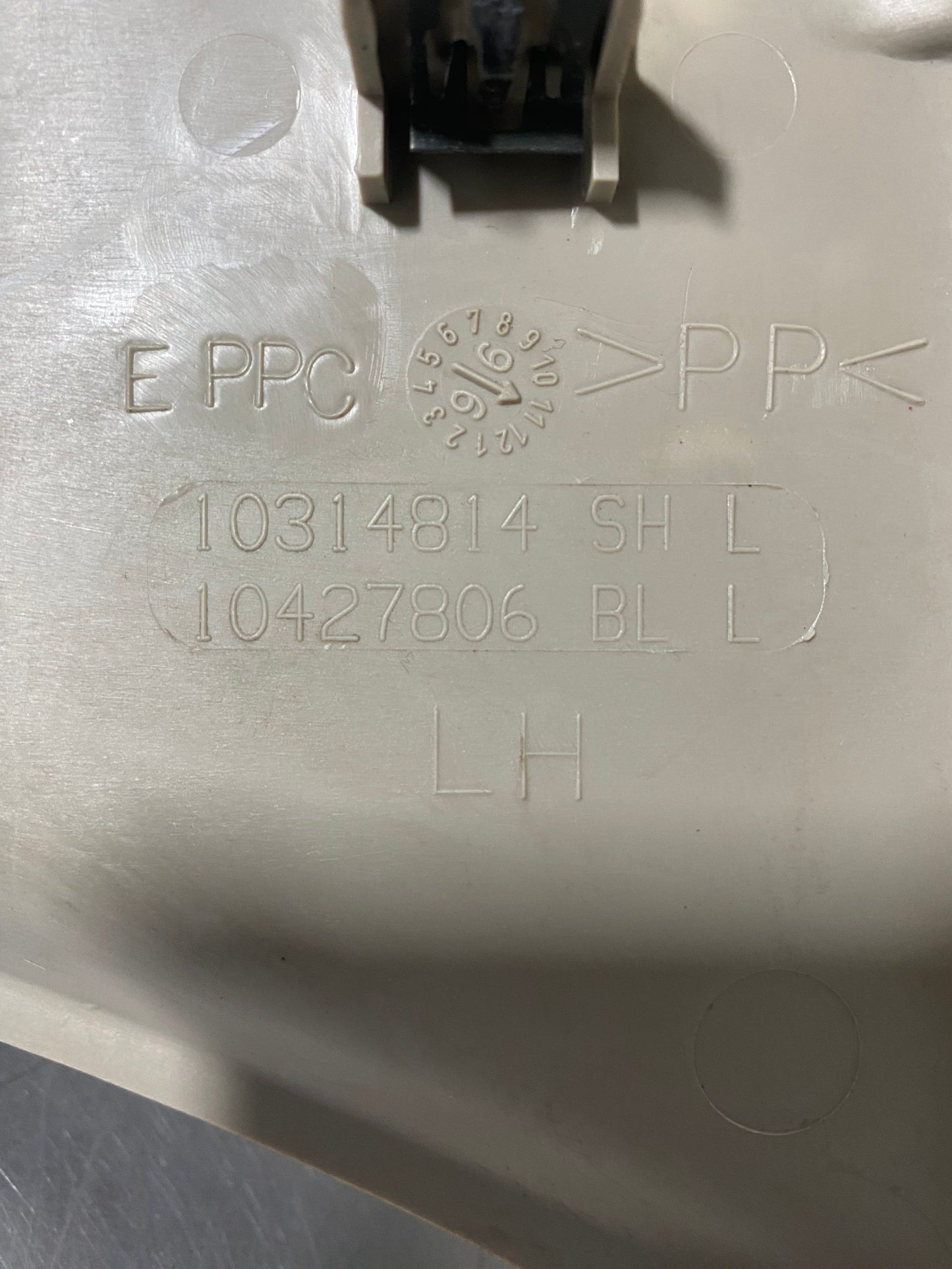 1997 - 2004 CORVETTE C5 10314814 LH CONVERTIBLE HINGE TRIM COVER OEM 24-02