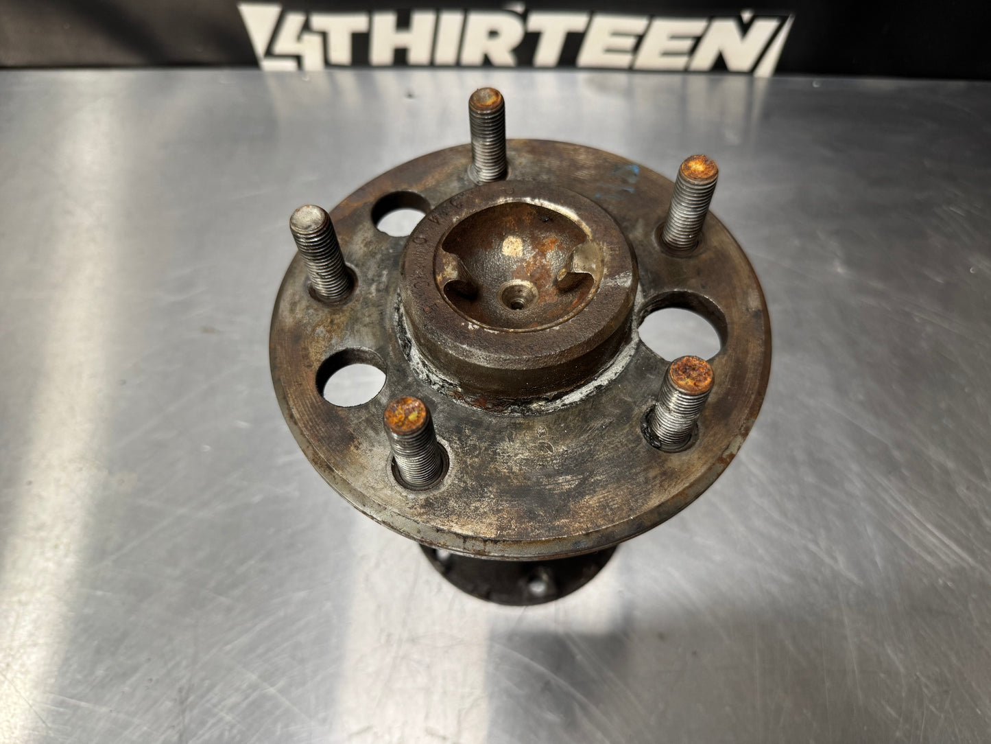 2004 PONTIAC GTO PASSENGER REAR RR WHEEL HUB OEM #L229