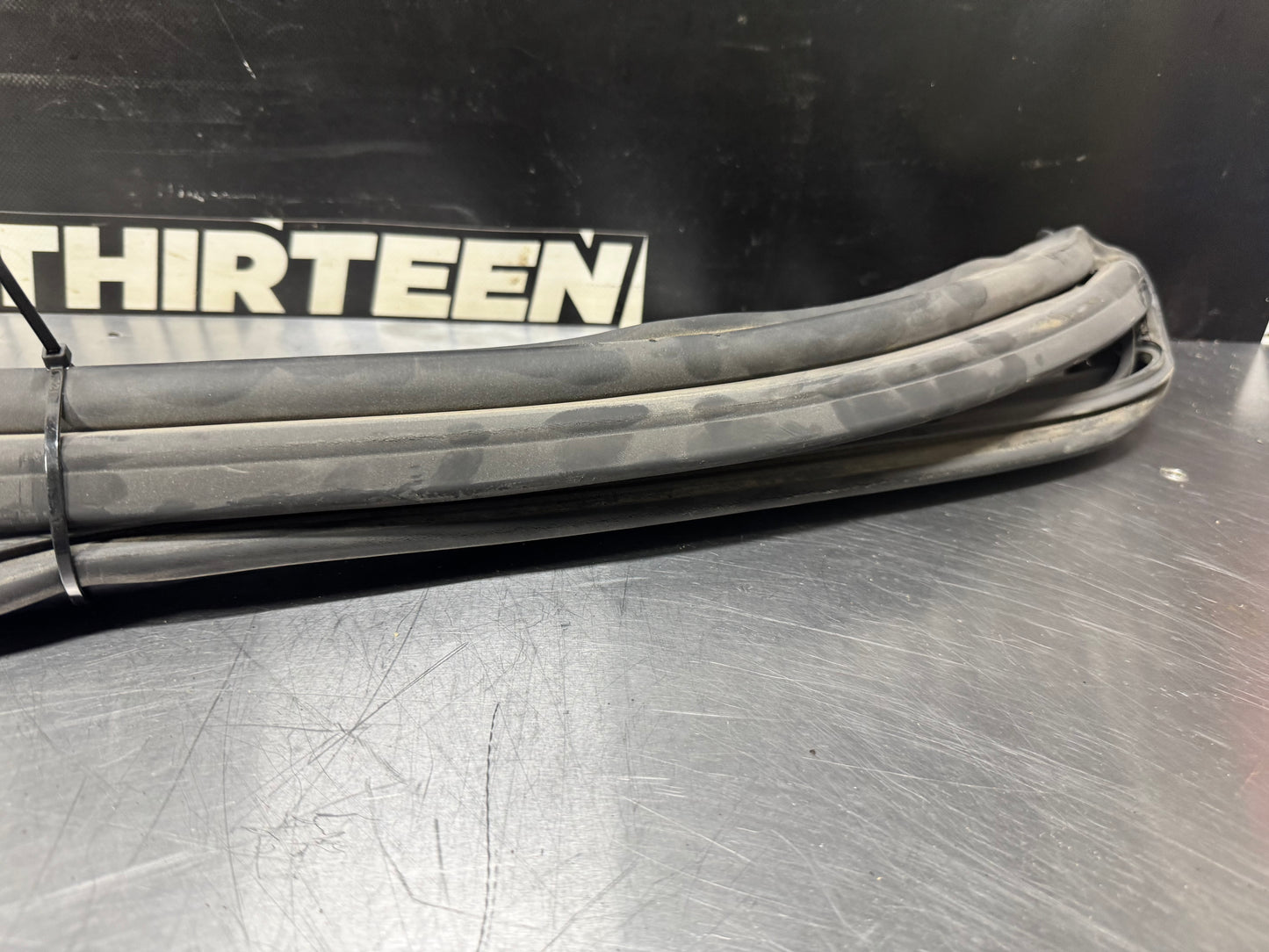 97-04 CORVETTE C5 FRONT WINDSHIELD SEAL / WEATHERSTRIPPING OEM #L472