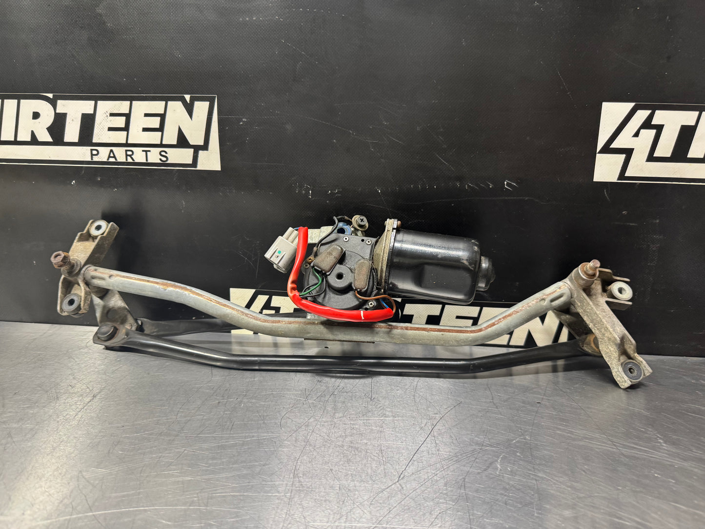 04-06 PONTIAC GTO FRONT WINDSHIELD WIPER MOTOR ASSEMBLY #L450