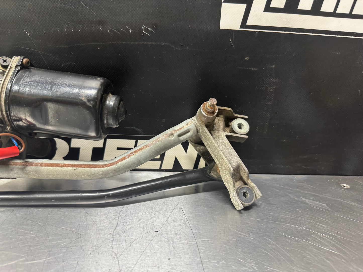 04-06 PONTIAC GTO FRONT WINDSHIELD WIPER MOTOR ASSEMBLY #L450