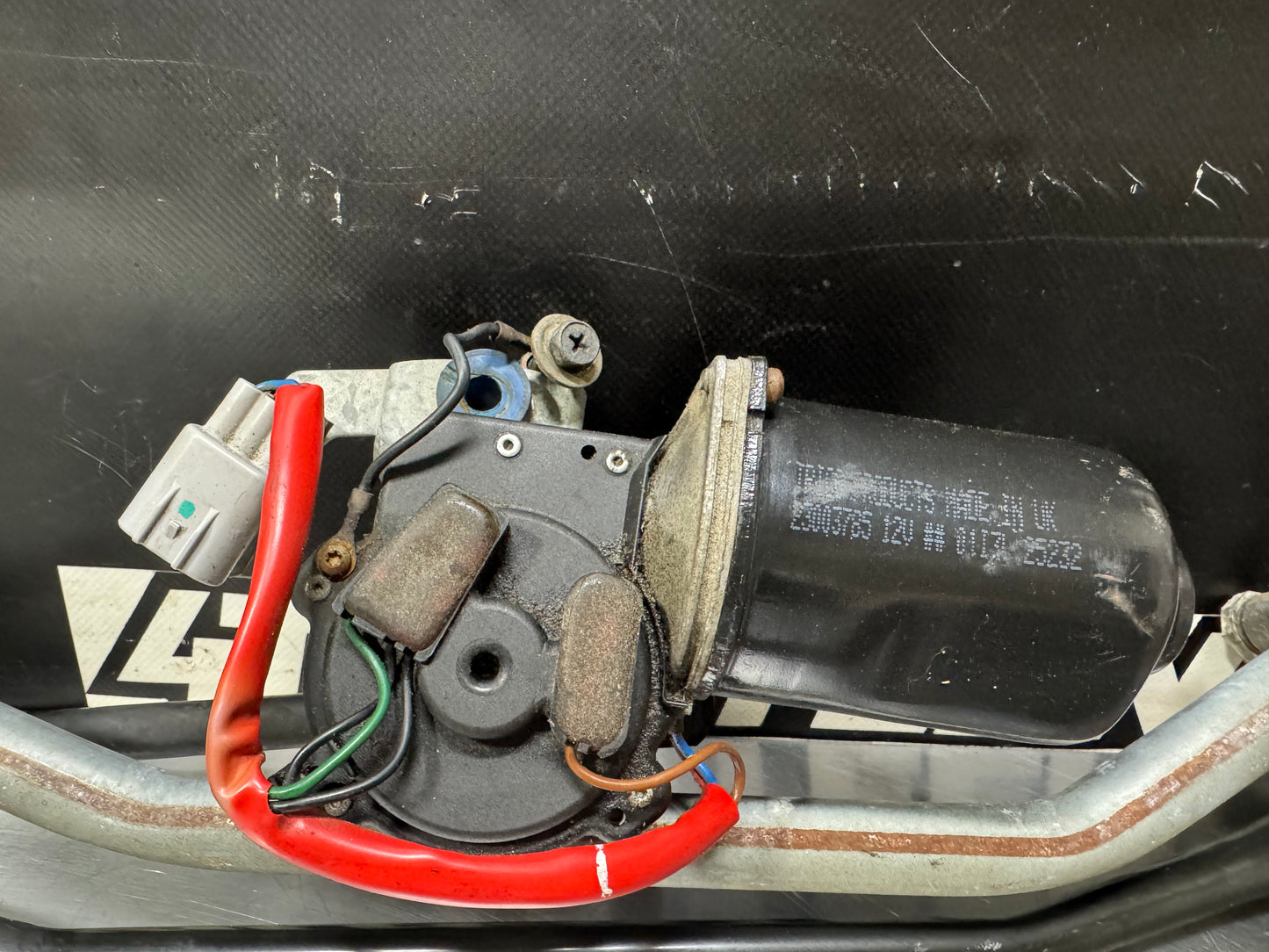 04-06 PONTIAC GTO FRONT WINDSHIELD WIPER MOTOR ASSEMBLY #L450