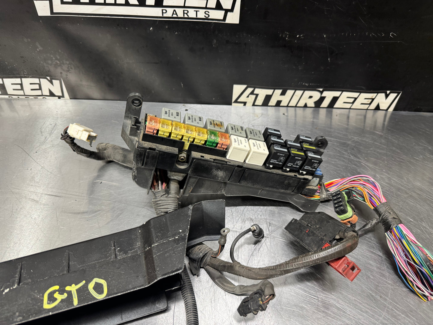 04-06 PONTIAC GTO FUSE BOX WITH LID #L423