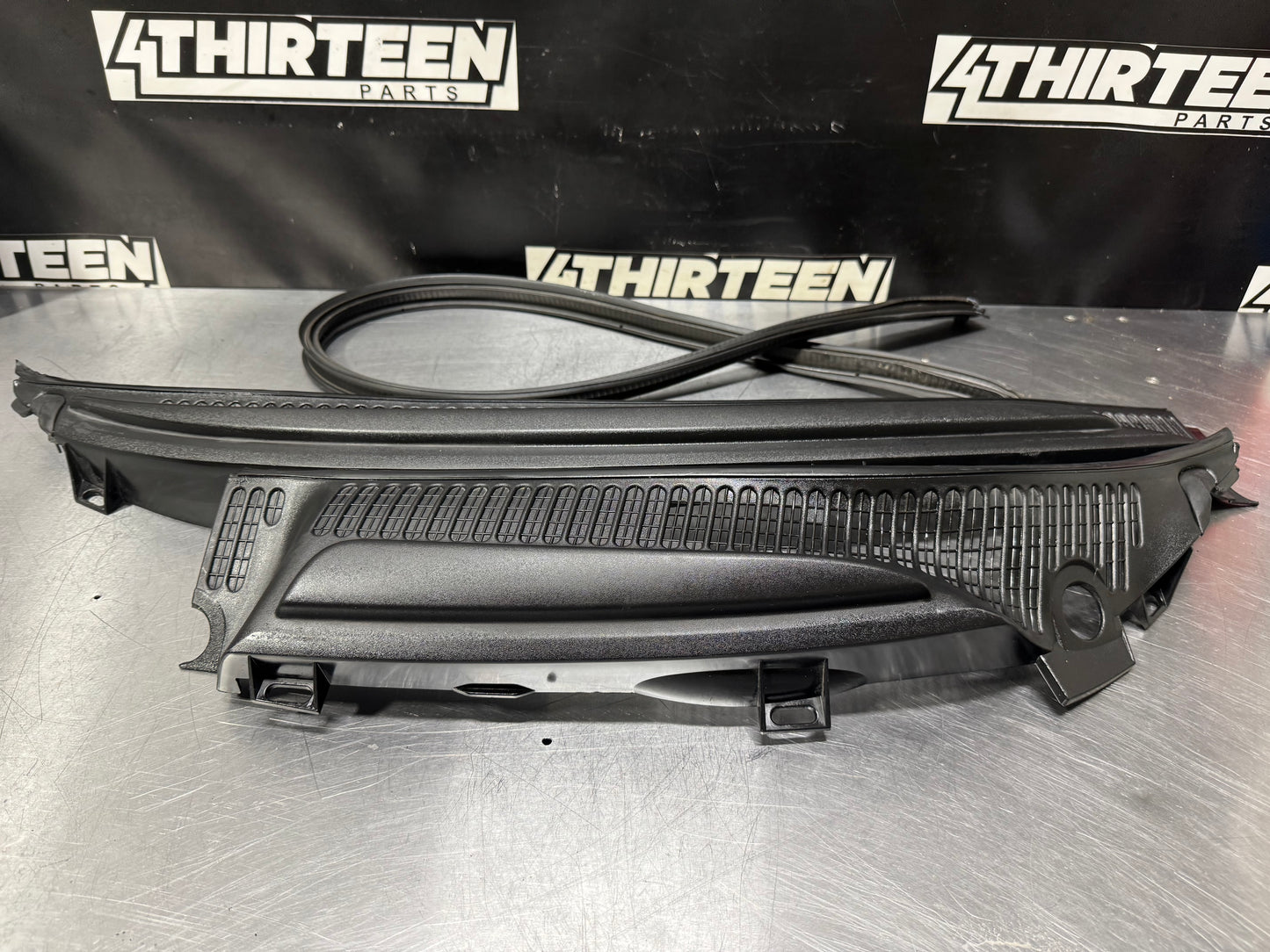 04-06 PONTIAC GTO WINDSHIELD COWL ASSEMBLY W/ SEAL OEM #L454