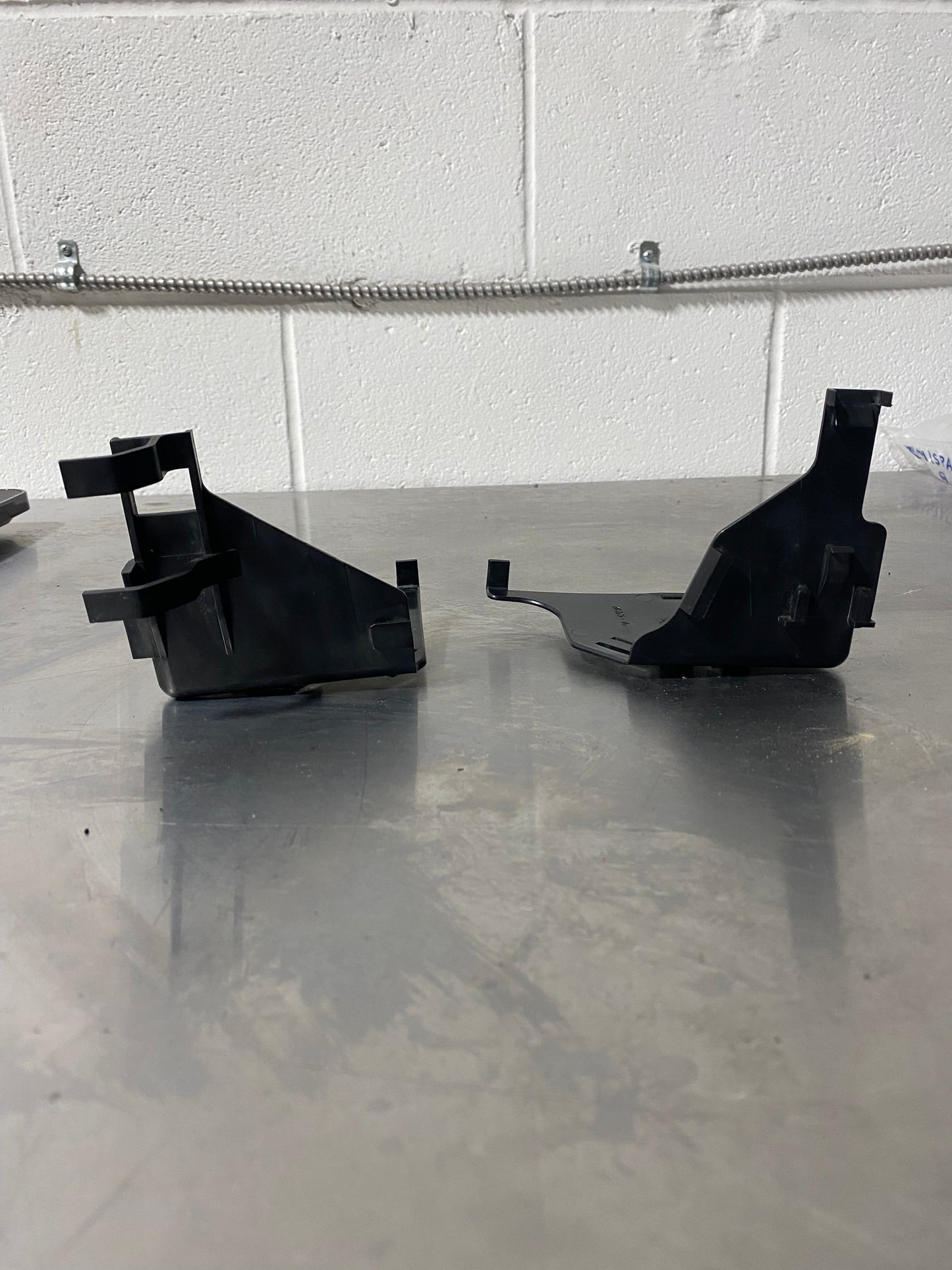 2009 HARLEY-DAVIDSON VRSCDX VROD OEM BATTERY TRAY 70475-07 70473-07 #2