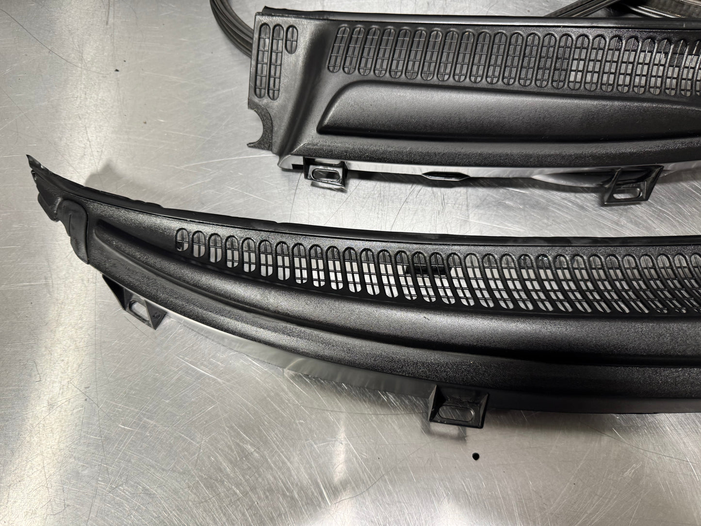 04-06 PONTIAC GTO WINDSHIELD COWL ASSEMBLY W/ SEAL OEM #L454