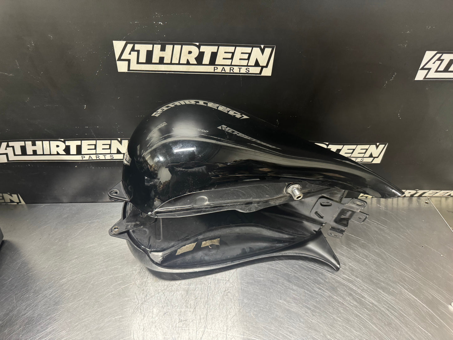 2010 HARLEY DAVIDSON STREET GLIDE OEM TANK WITH ADVAN BLK STRETCHED COVERS #N333
