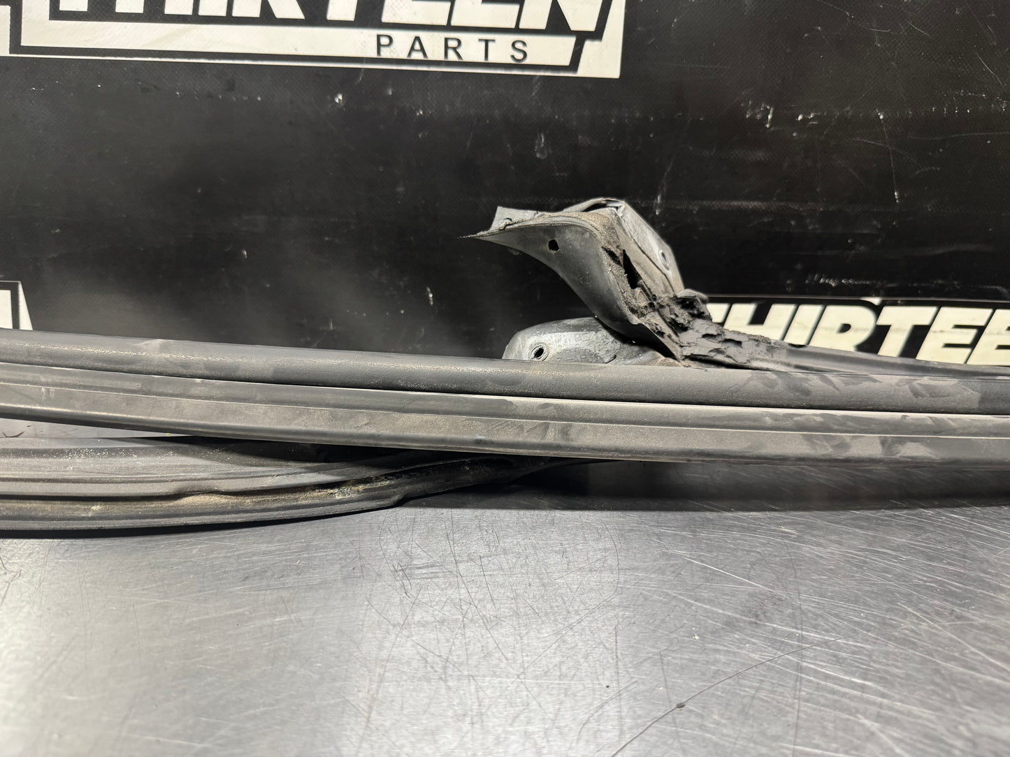 97-04 CORVETTE C5 FRONT WINDSHIELD SEAL / WEATHERSTRIPPING OEM #L473