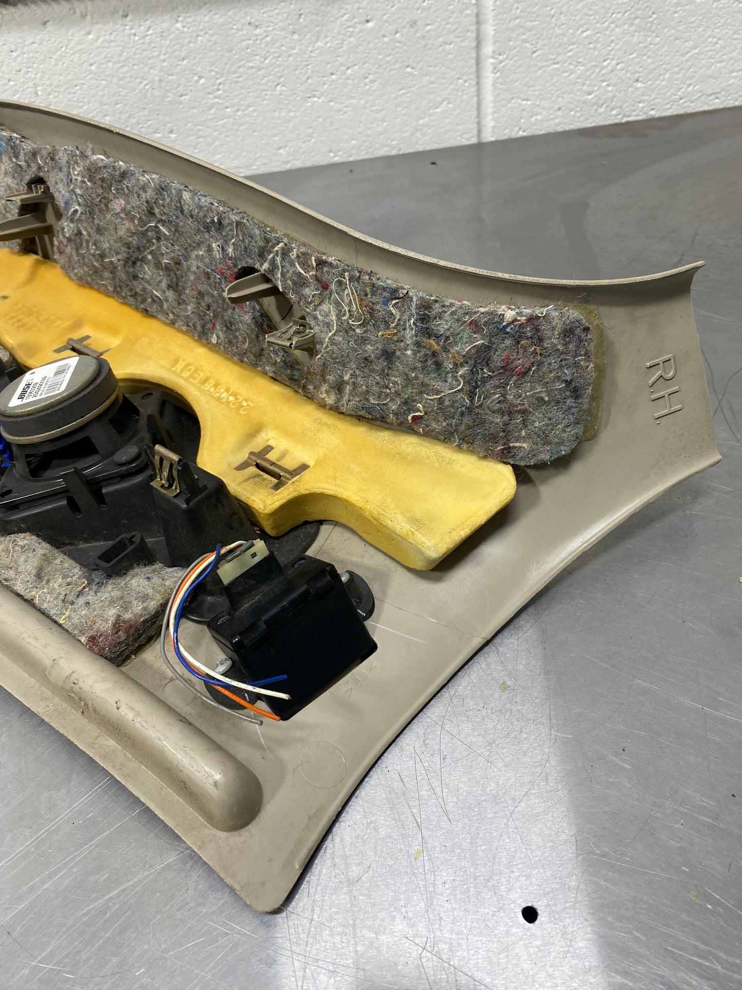 2003 CADILLAC ESCALADE D PILLAR TRIM RH OEM W/ BOSE 15059981 L9