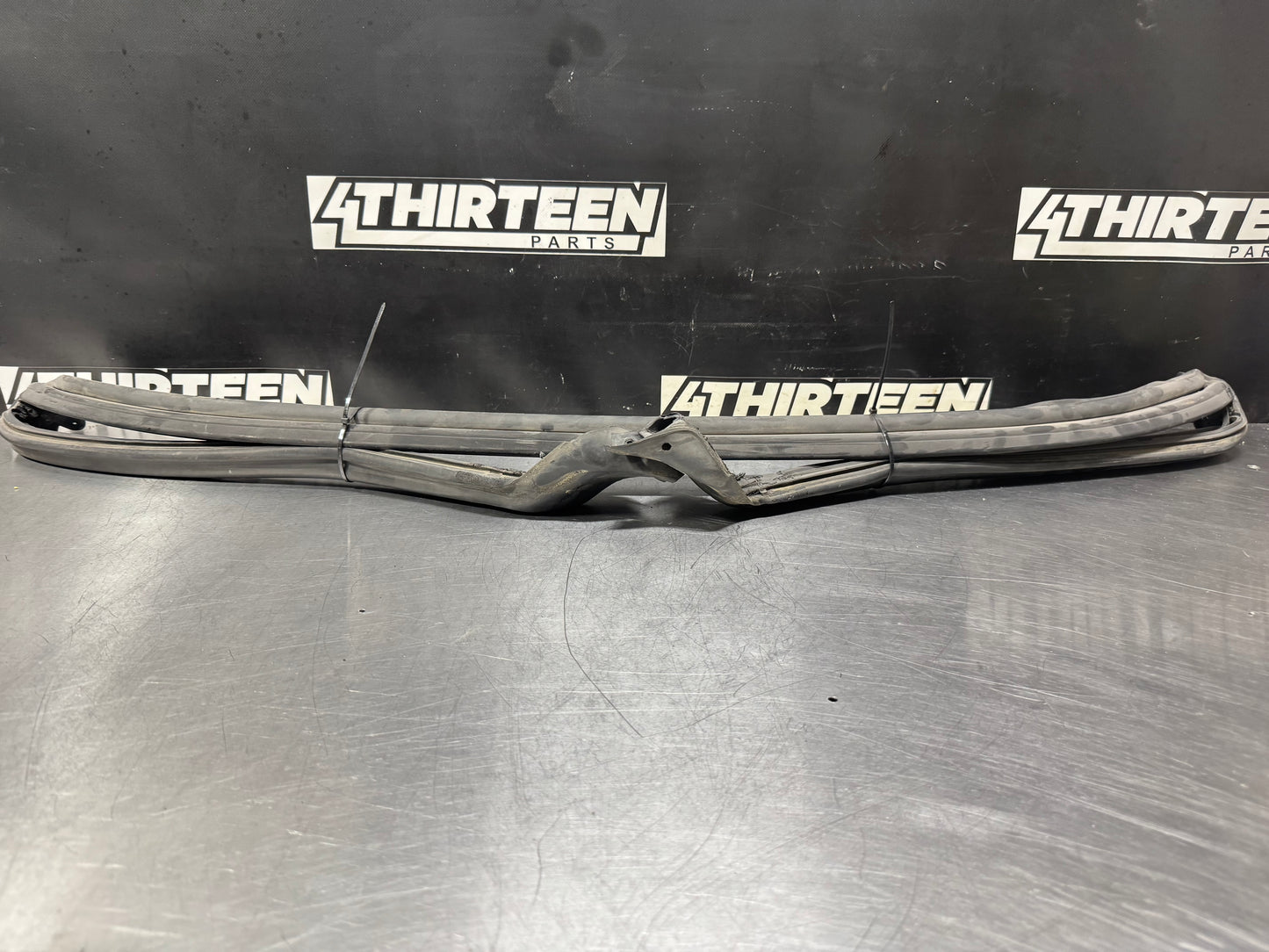 97-04 CORVETTE C5 FRONT WINDSHIELD SEAL / WEATHERSTRIPPING OEM #L472