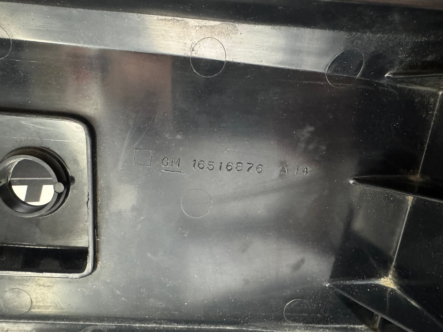 93-02 PONTIAC FIREBIRD REAR TAIL LIGHT CENTER FILLER PANEL GM 16516876 #L267