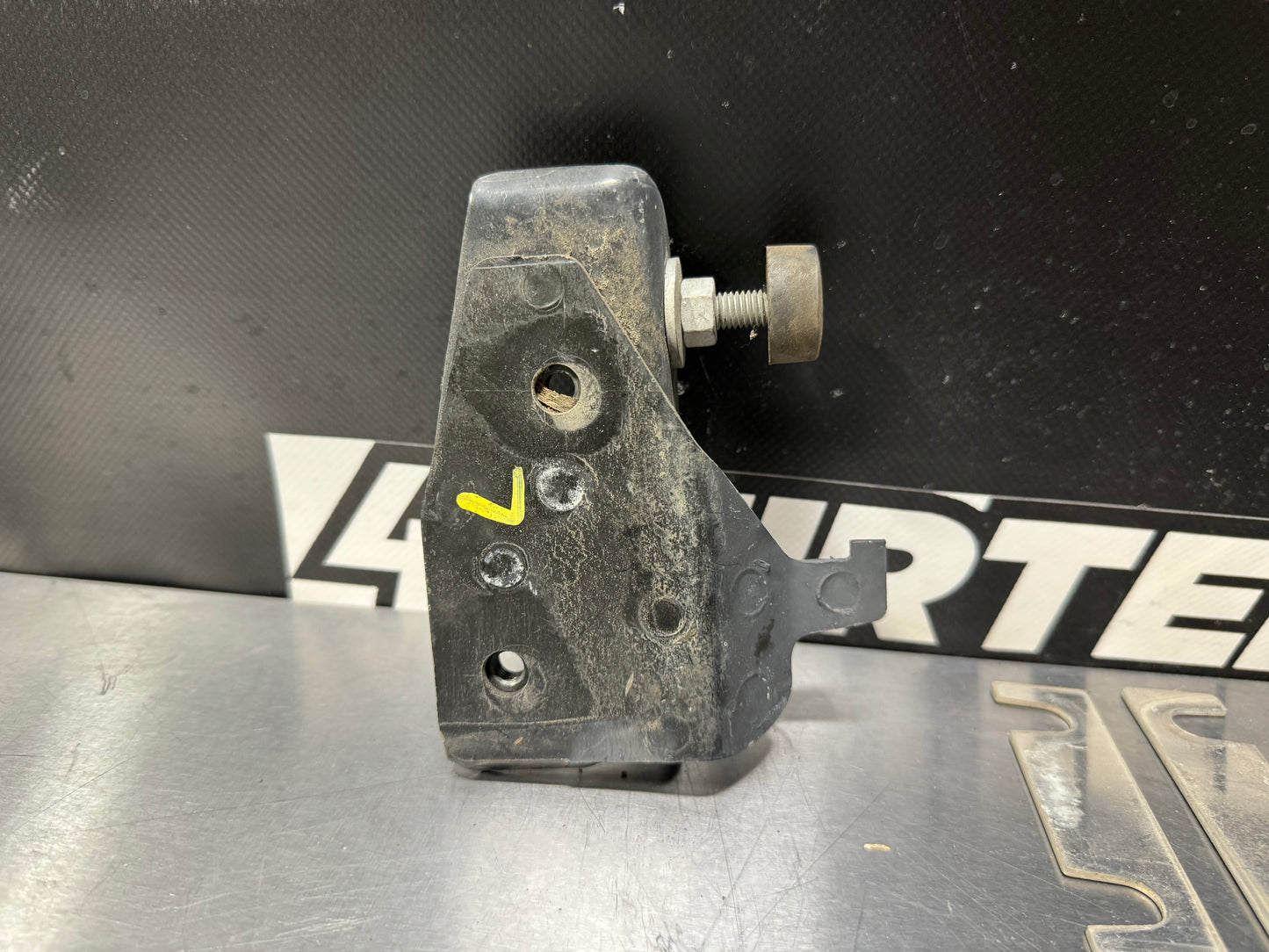 97-04 CORVETTE C5 OEM LH AND RH FRONT INNER FENDER MOUNTING BRACKETS OEM L206