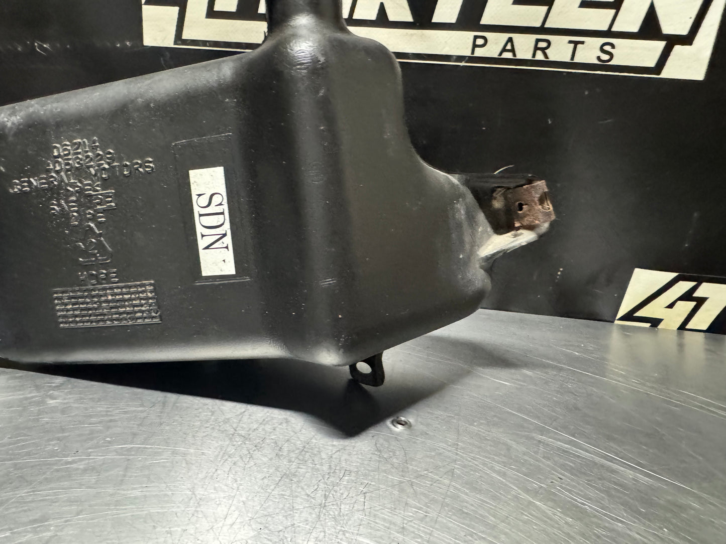 2004-2006 PONTIAC GTO WINDSHIELD WASHER AND PUMP RESERVOIR 4053229 OEM #N323